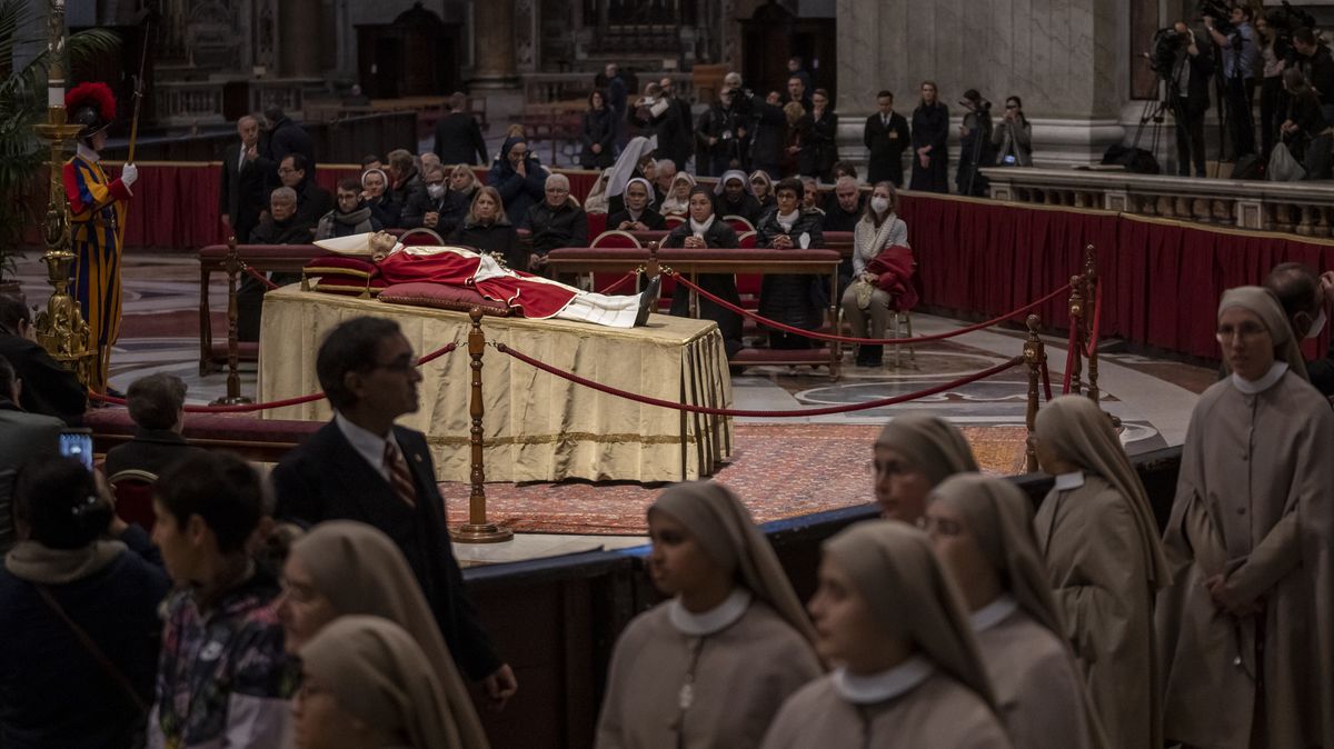 Se zesnulým emeritním papežem se přišly do Vatikánu rozloučit desítky tisíc lidí